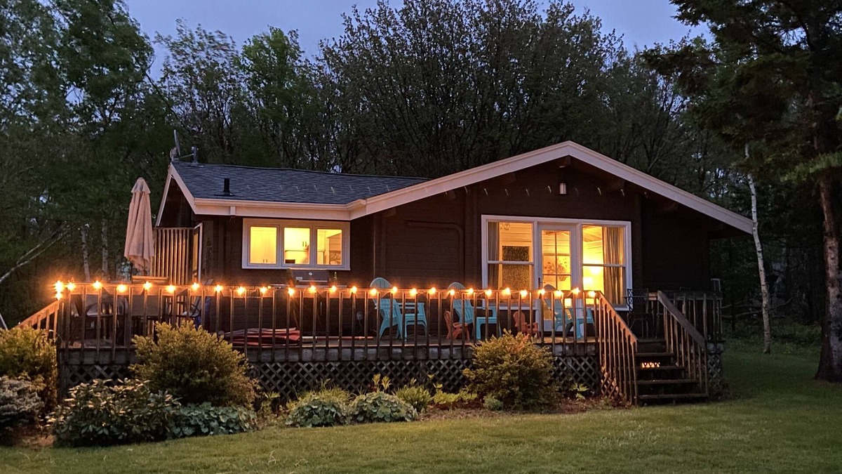 Bayview Cottage | Beautiful 4 Bedroom 2 Bathroom Cottage - 5 minutes from Cavendish Beach!
