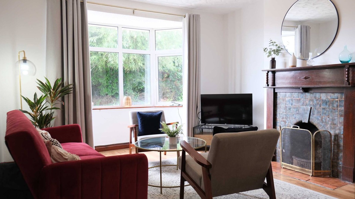 Clapham House | Beautiful 4 Bedroom Home with Garden in Bedford