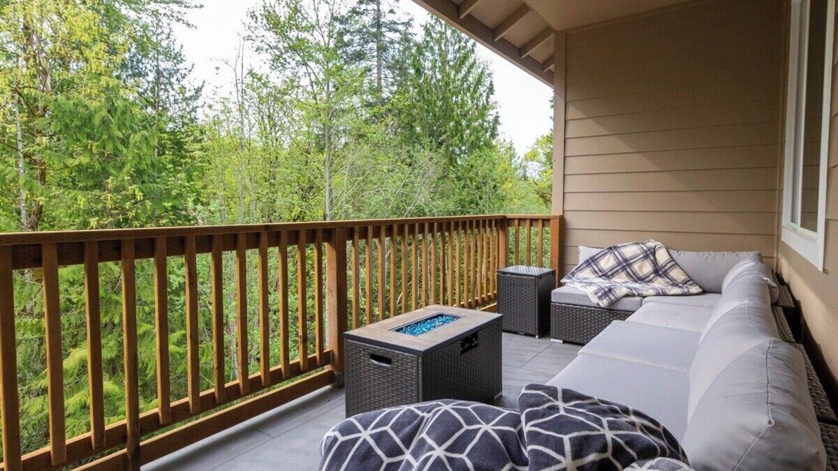 Longview House | Beautiful 4 bedroom house with King beds, Forest View