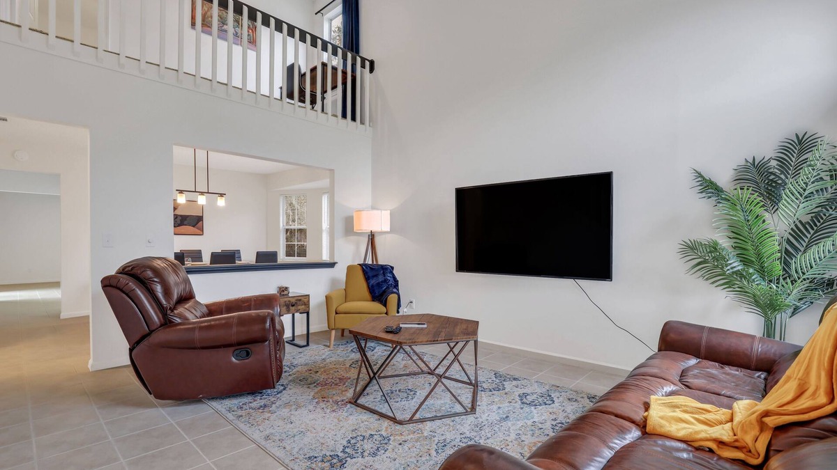 Savannah House | Beautiful 4 Bedroom Home near Wormsloe! Gameroom!