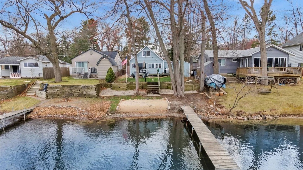 Oxbow House | Beautiful 4-bedroom Lake Front Cottage with HOT TUB & rentable BOAT