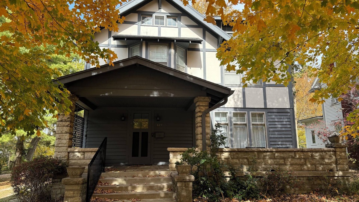 Greencastle House | Beautiful 4 BR/2 Bath home in elegant neighborhood. 3 blocks from DePauw Univ!
