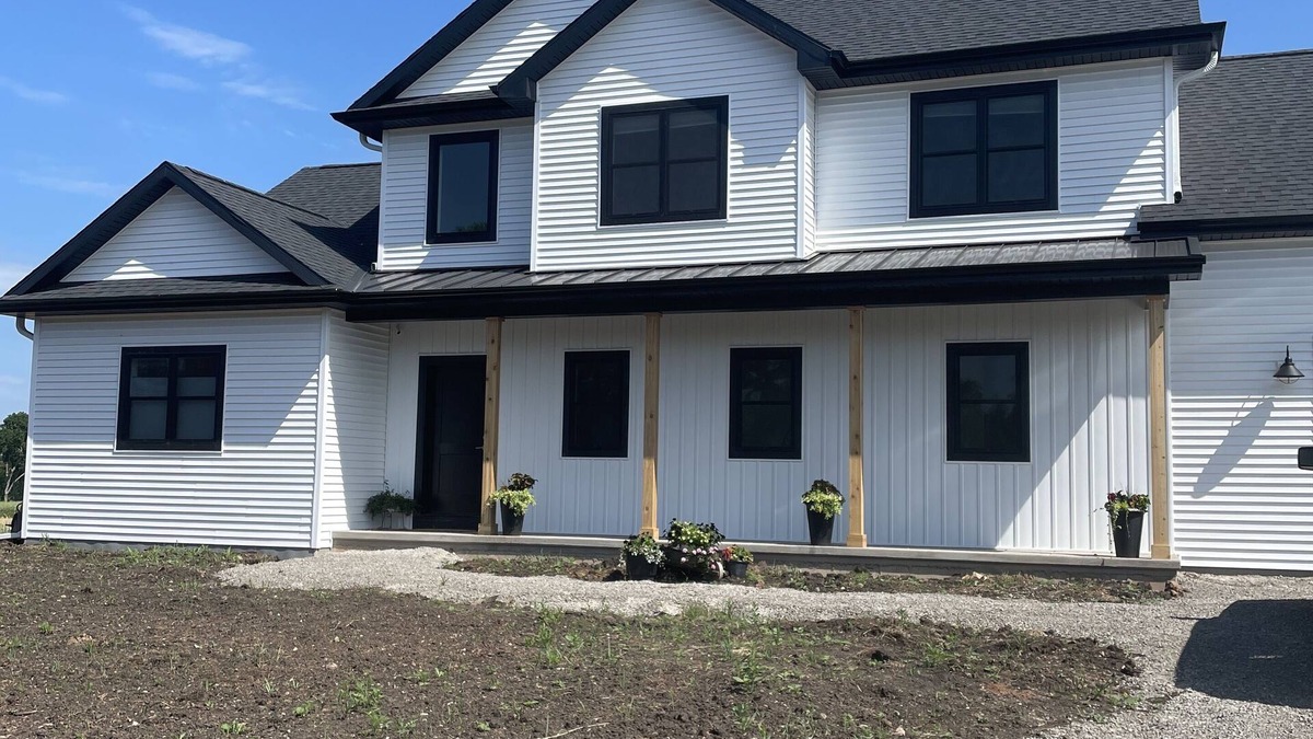 Butte Des Morts House | Beautiful 4 BR Home 10 miles from EAA!
