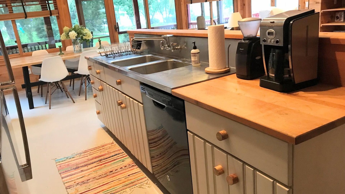 Weatogue House | BEAUTIFUL 4-SEASON RENTAL DIRECTLY ON TWIN LAKES