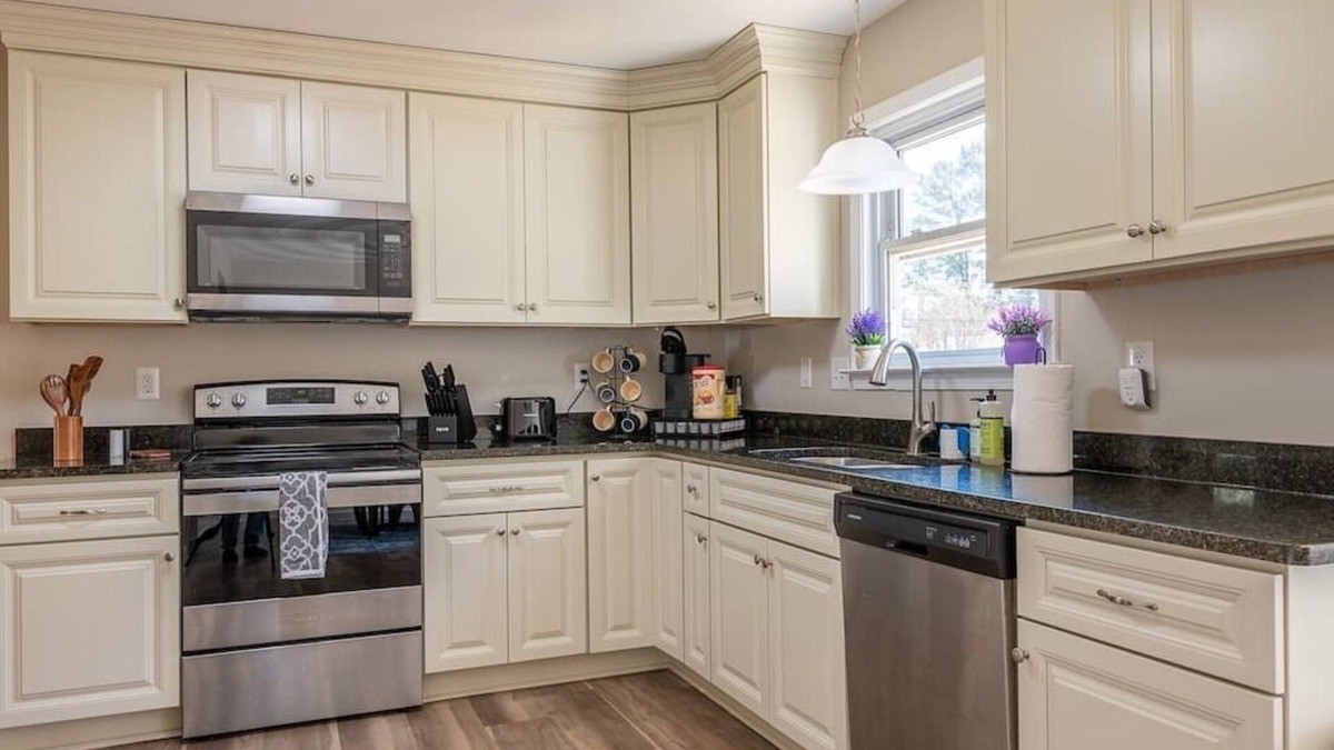 Portsmouth House | Beautiful 4bedroom vacation pool home, where relaxation & indulgence intertwine.