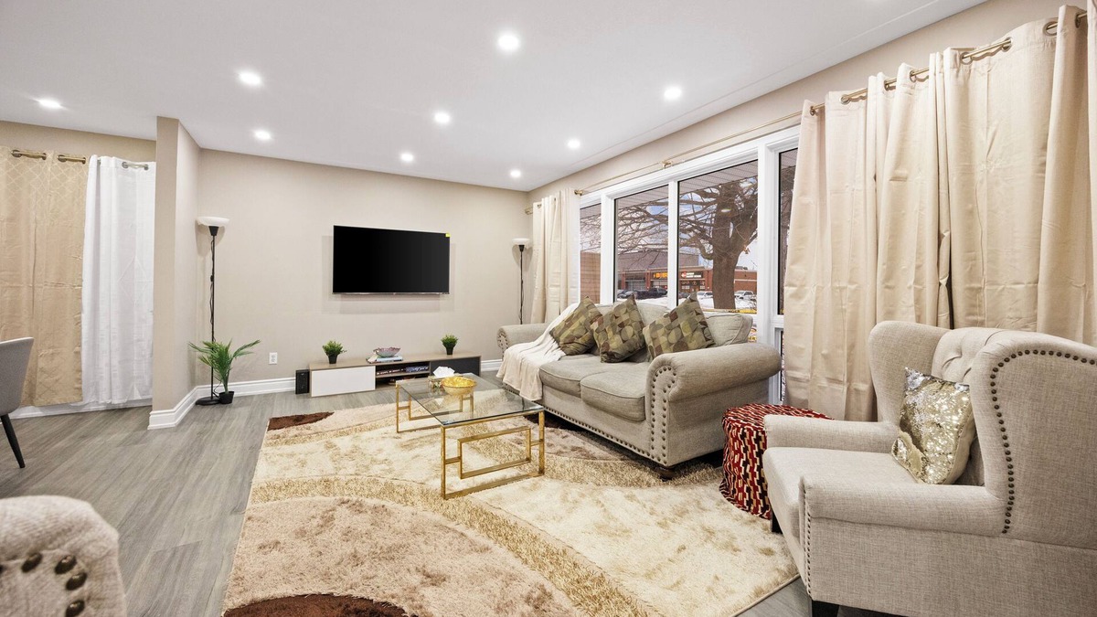 Burlington House | Beautiful 4BR Family Retreat | Burlington Comfort