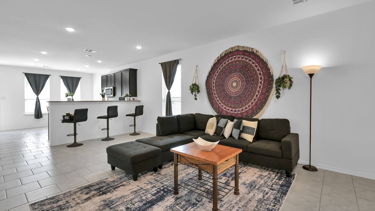 Porter House | Beautiful 5 Bdrm Home in Central Location with Queen Beds and Parking