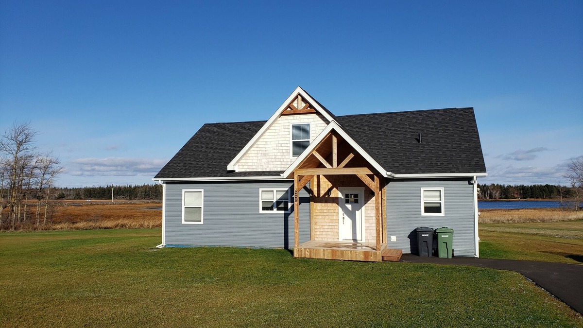 Brackley Beach House | Beautiful 5 Bedroom house/cottage with waterview.