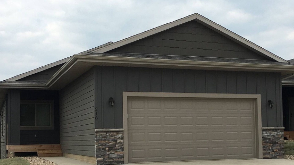 Arnolds Park Cabin | Beautiful 5 bedroom 3 bath cabin at Bridges Bay