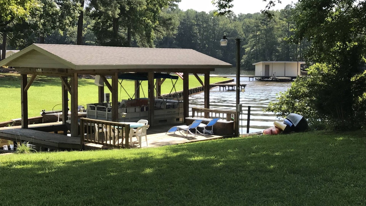 Littleton House | Beautiful 5 bedroom, 3.5 bath home on a quiet cove on Lake Gaston