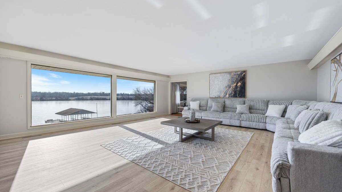 Lake Zurich House | Beautiful 5 bedroom home on private fishing lake
