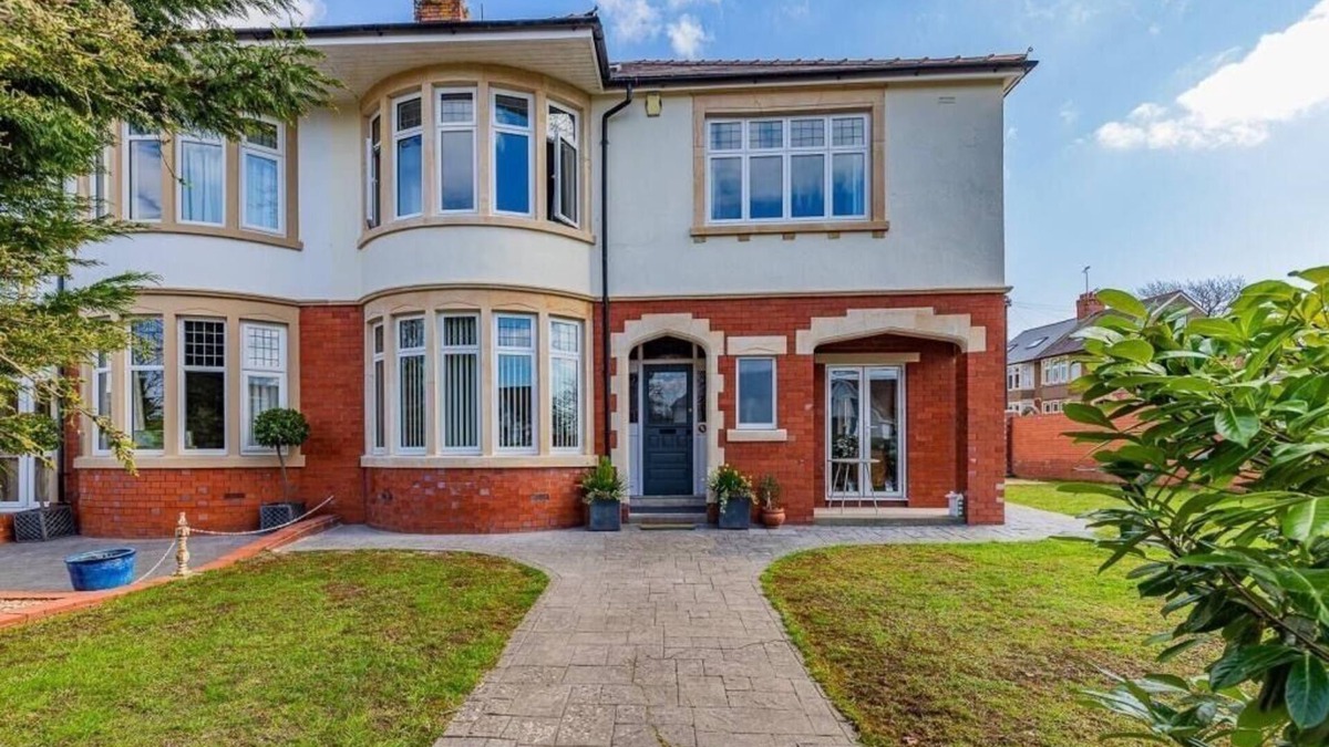 Cyncoed House | Beautiful 5 bedroom House in smart suburb. Close to beautiful Lake & Parkland.