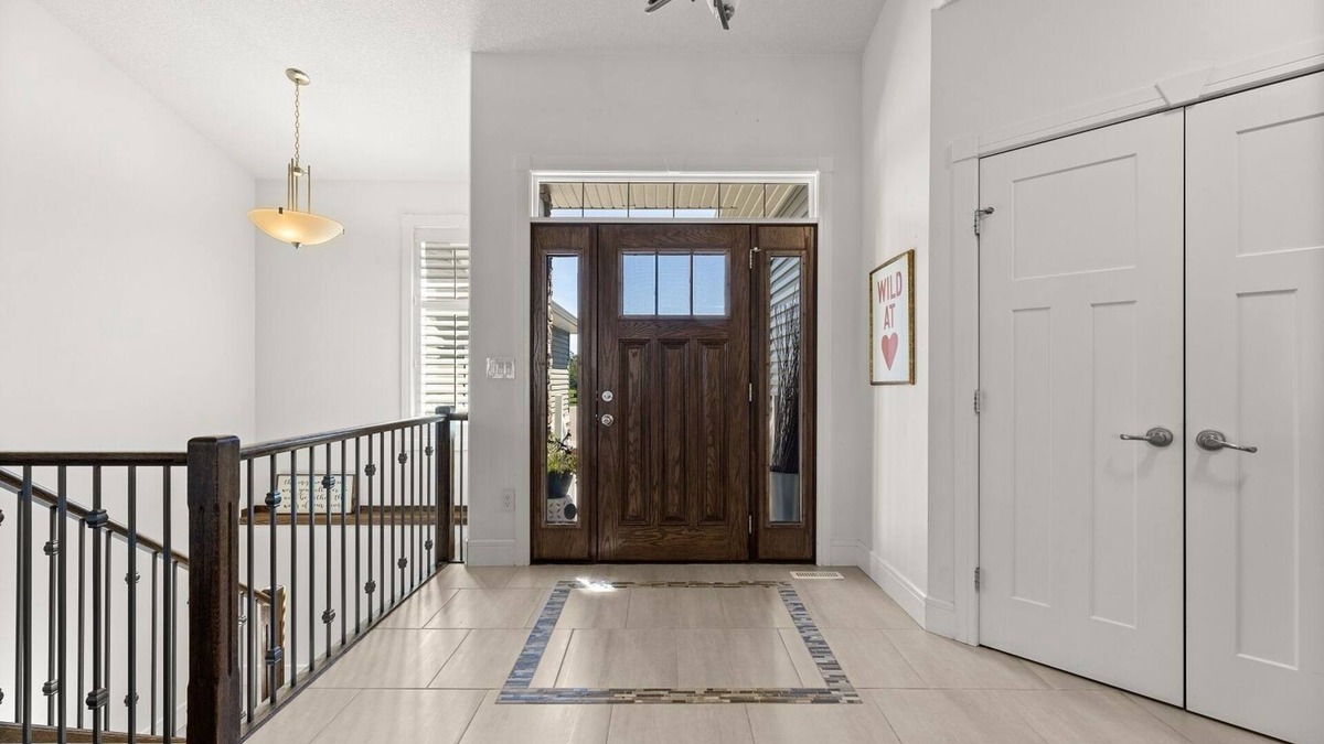 Olds House | Beautiful 5 bedroom home in Central Albertan45 minutes from YYC