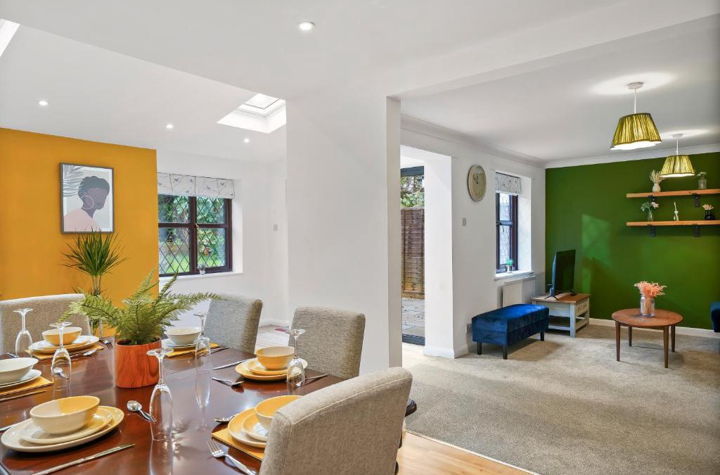 Hartwell House | Beautiful 5 bedroom house in Stone, Aylesbury, Free parking
