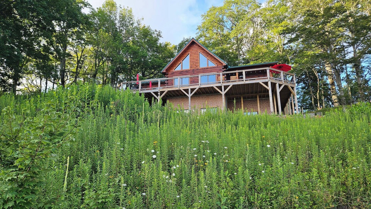 Frank House | Beautiful 5-bedroom log cabin with spectacular mountain views.