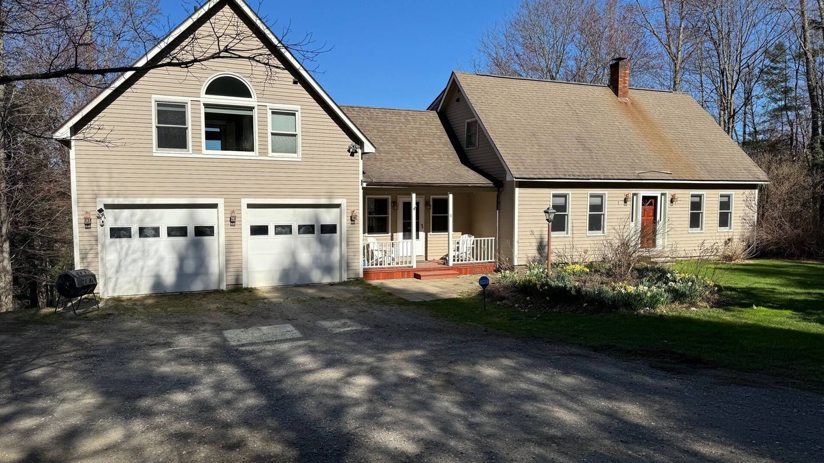Putney House | Beautiful 5-Bedroom Upscale Country Home With Home Theater
