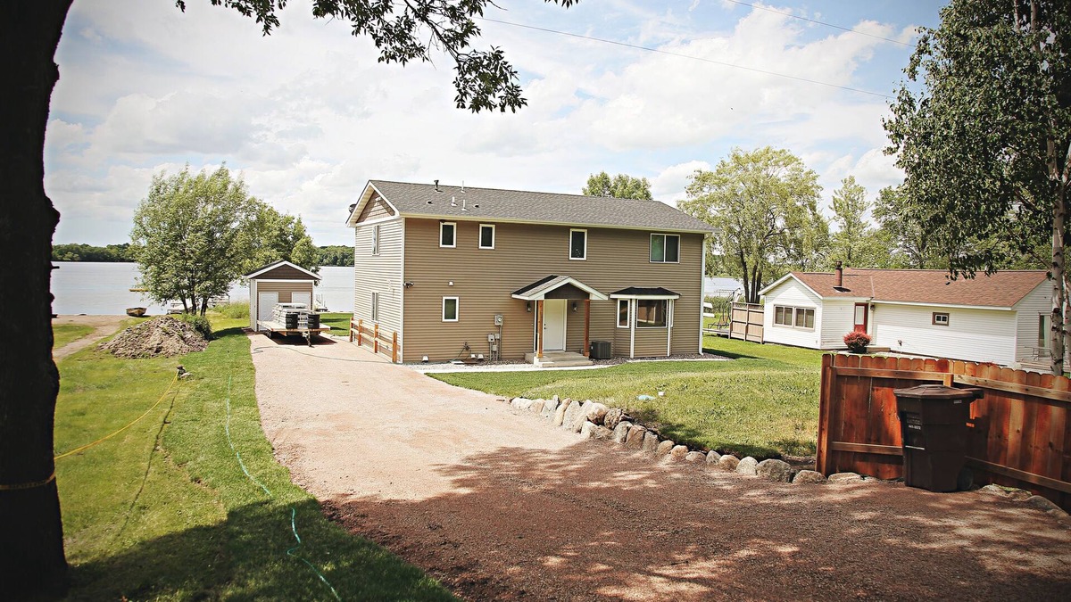 Maple Lake House | Beautiful 5 Bedroom, 3 Bath Lake Home