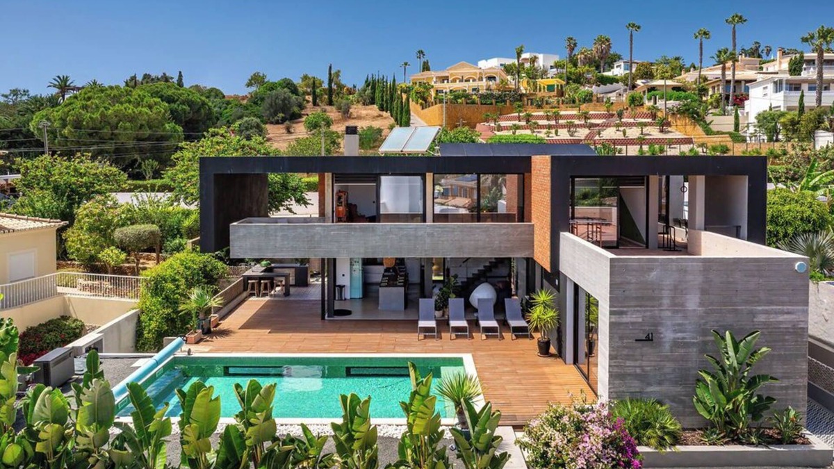 Albardeira Villa | Beautiful 5 Bedroom Villa, Sleeps 12, Heated Pool, Games Room With Pool Windows