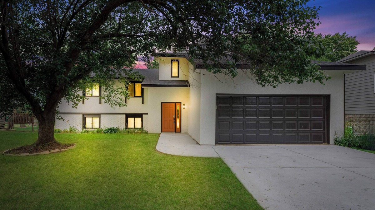Wichita House | Beautiful 6 bed, 3 bath home in quiet neighborhood