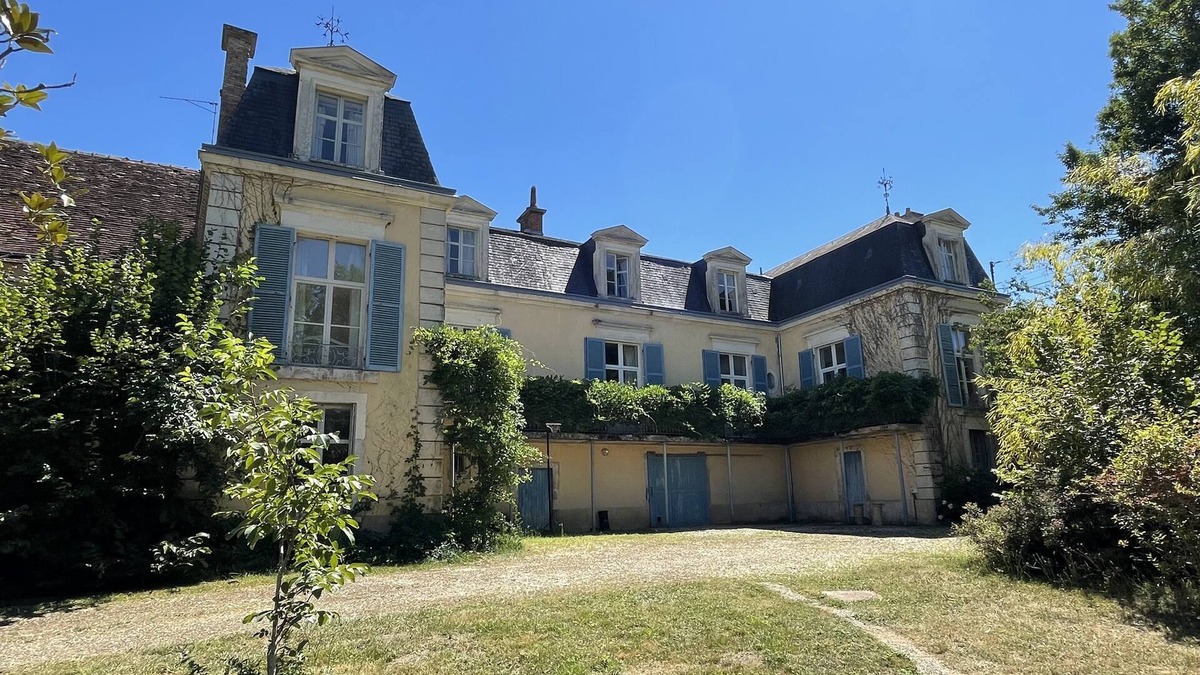 Le Pechereau Villa | Beautiful 6 bedroom villa with private pool, parking and large garden