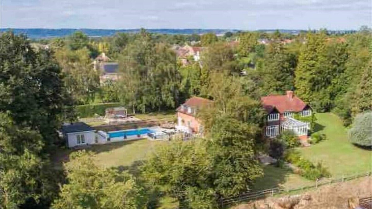 Maidstone House | Beautiful 6 Bedroom Home with Pool & Hot Tub