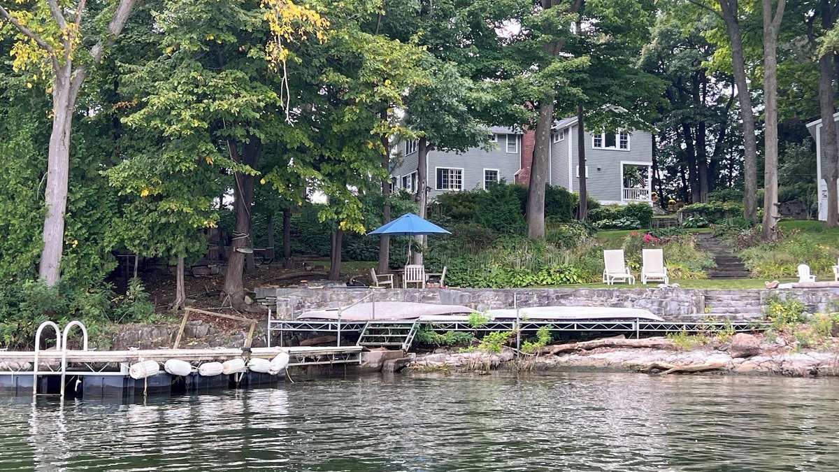 Charlotte House | Beautiful 6-bedroom lake front summer house in charming Charlotte