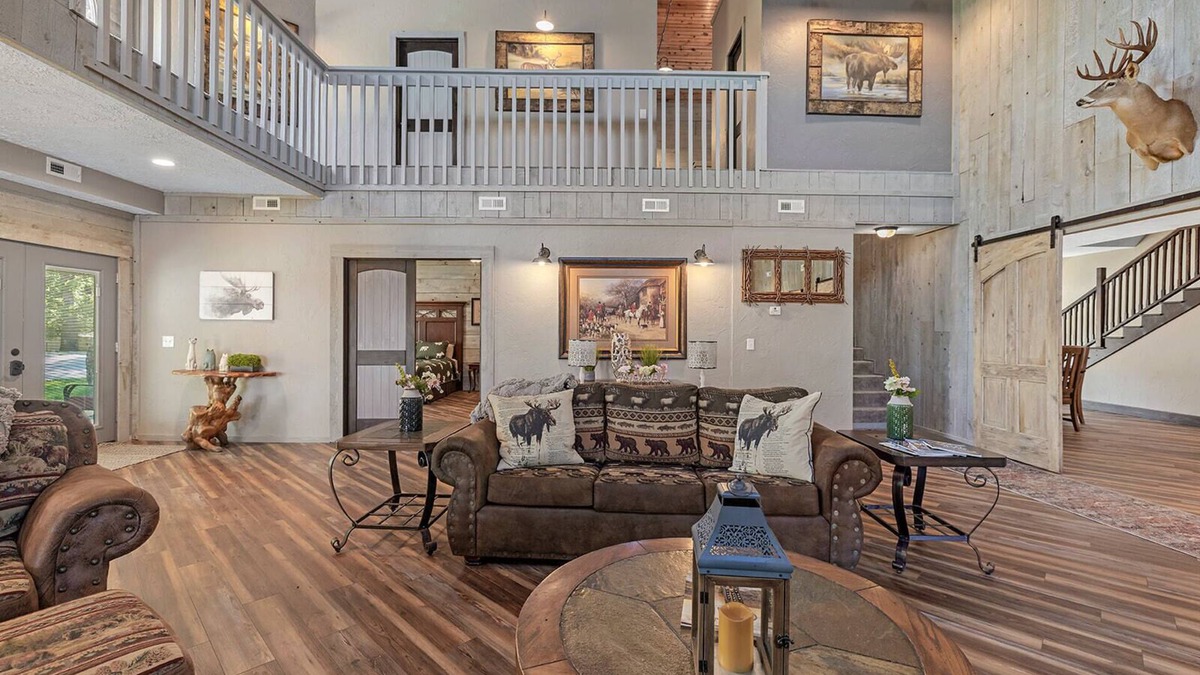 Branson Cabin | Beautiful 6 Bedroom Pool Side Lodge
