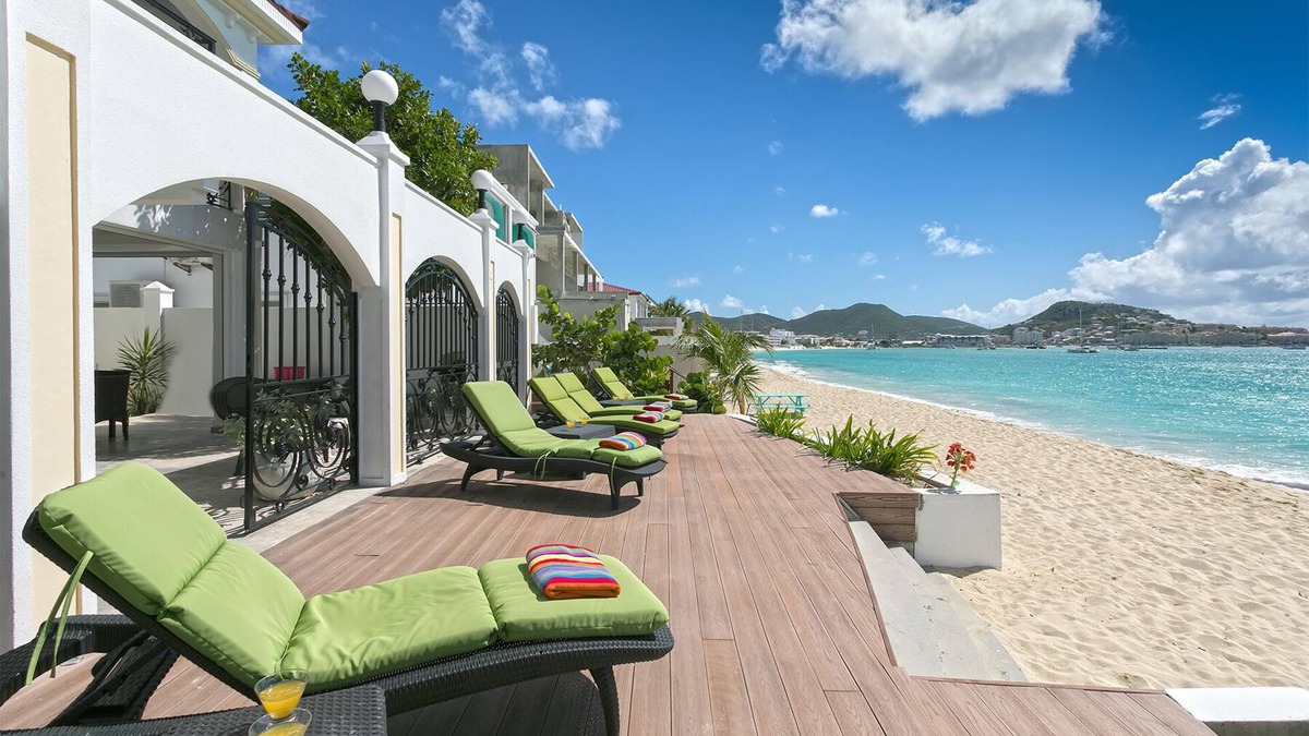 Beacon Hill Villa | Beautiful 6 bedroom Villa on the popular white sandy beach of Simpson bay