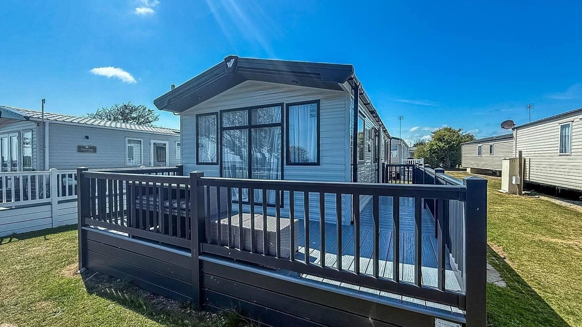 Pakefield House | Beautiful 6 berth caravan, nearby beach in Suffolk ref 68016BS