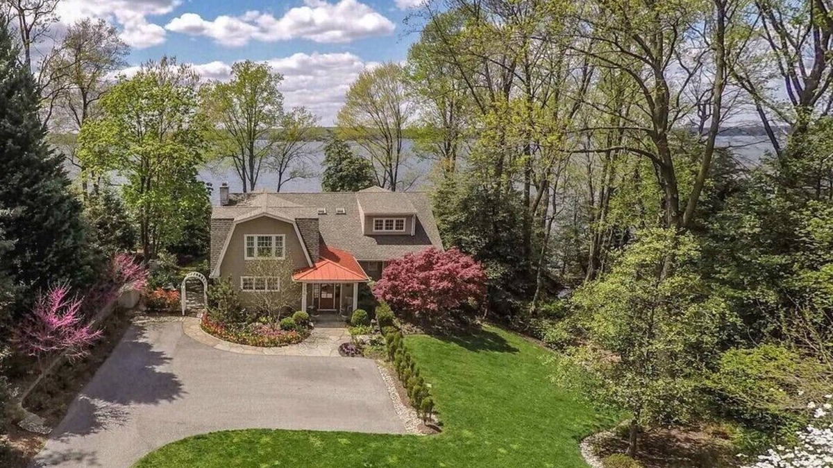 Arnold House | Beautiful 6 BR home on quiet, secluded lot, overlooking the Severn River