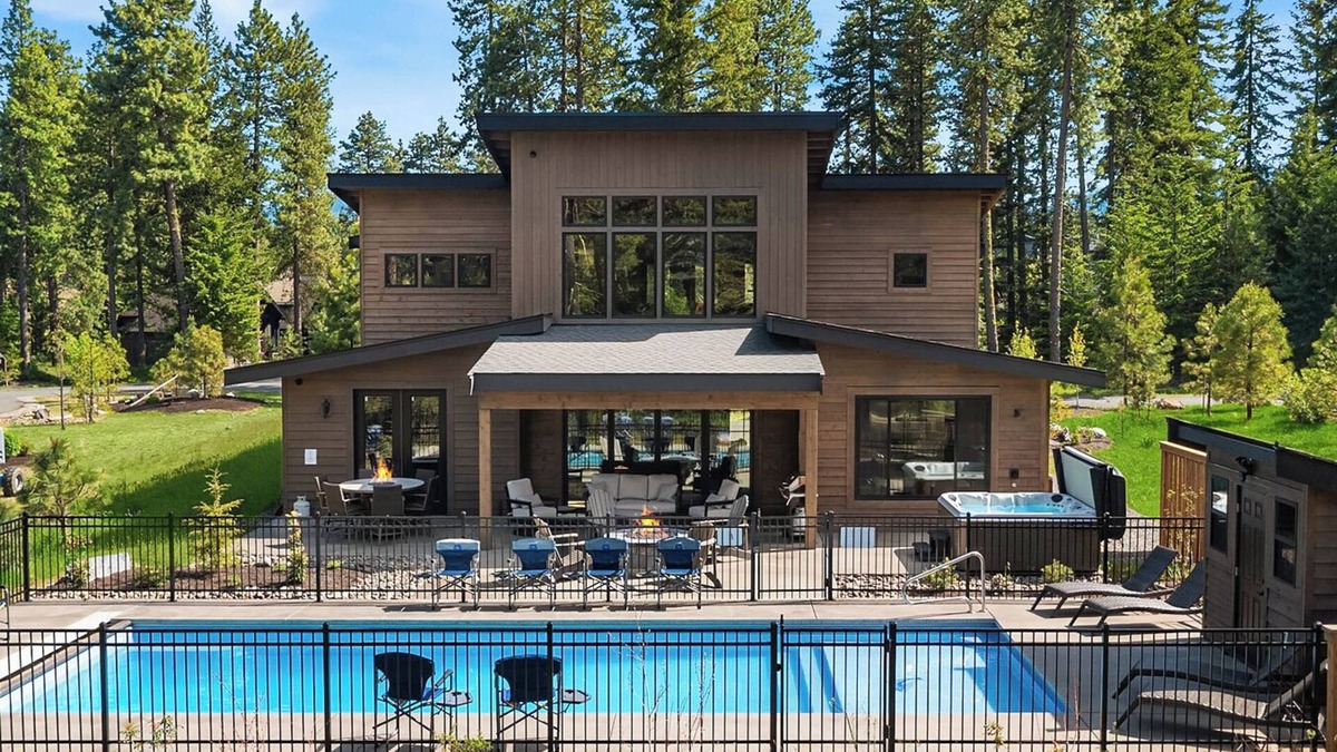 Cle Elum House | Beautiful 6BR Golf Course Home with Private Pool!*Game Room*Hot Tub