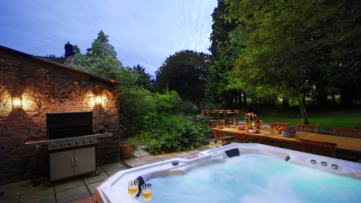 East Horrington House | Beautiful 7 bedroom house hottub wifi