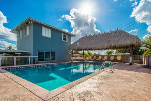 Hialeah Villa | Beautiful 7-Bedroom Villa with Pool