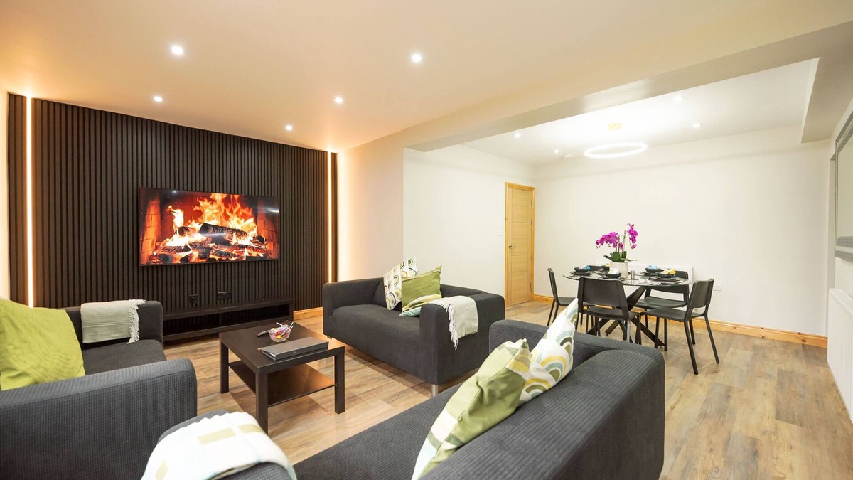 Earley House | Beautiful 8-Bed, 8-Bath with Garden, Gym & Parking