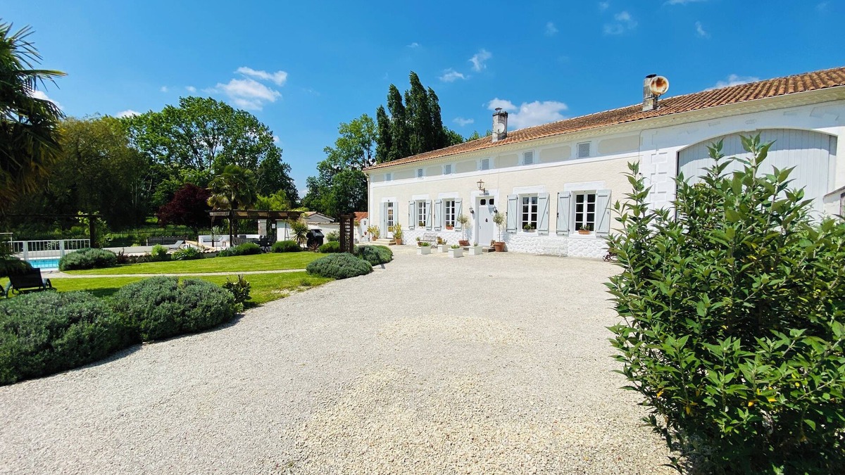 Mortiers Other | Beautiful 8 bedroom Charentaise farmhouse in peaceful rural location
