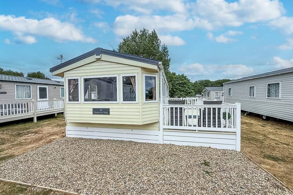 Hopton House | Beautiful 8 berth caravan with decking at Caldecott Park, Norfolk ref 91046C