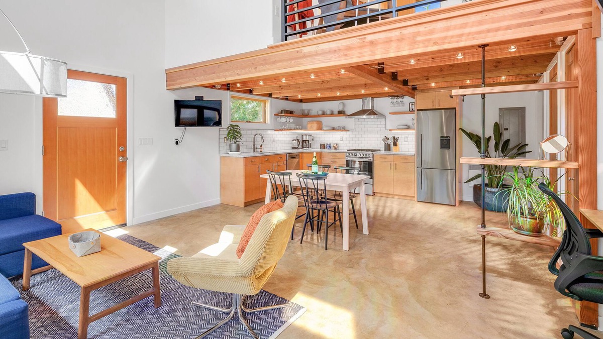 Concordia House | Beautiful Alberta Guesthouse | Full Amenities + AC