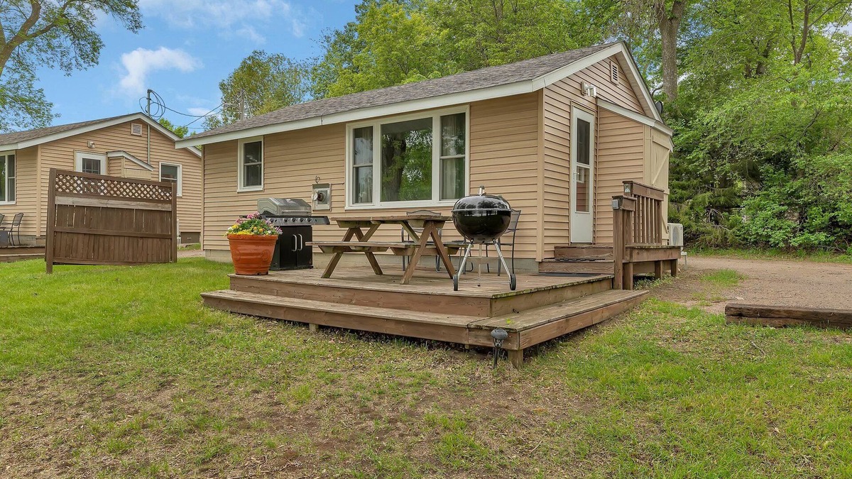 South Haven Cottage | Beautiful and Clean 2 Bedroom Cottage on Clearwater Lake