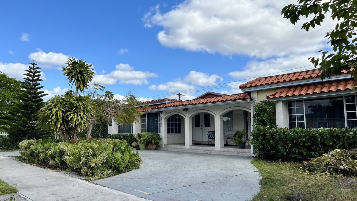 Flagami House | Beautiful And Comfortable Home and studios
