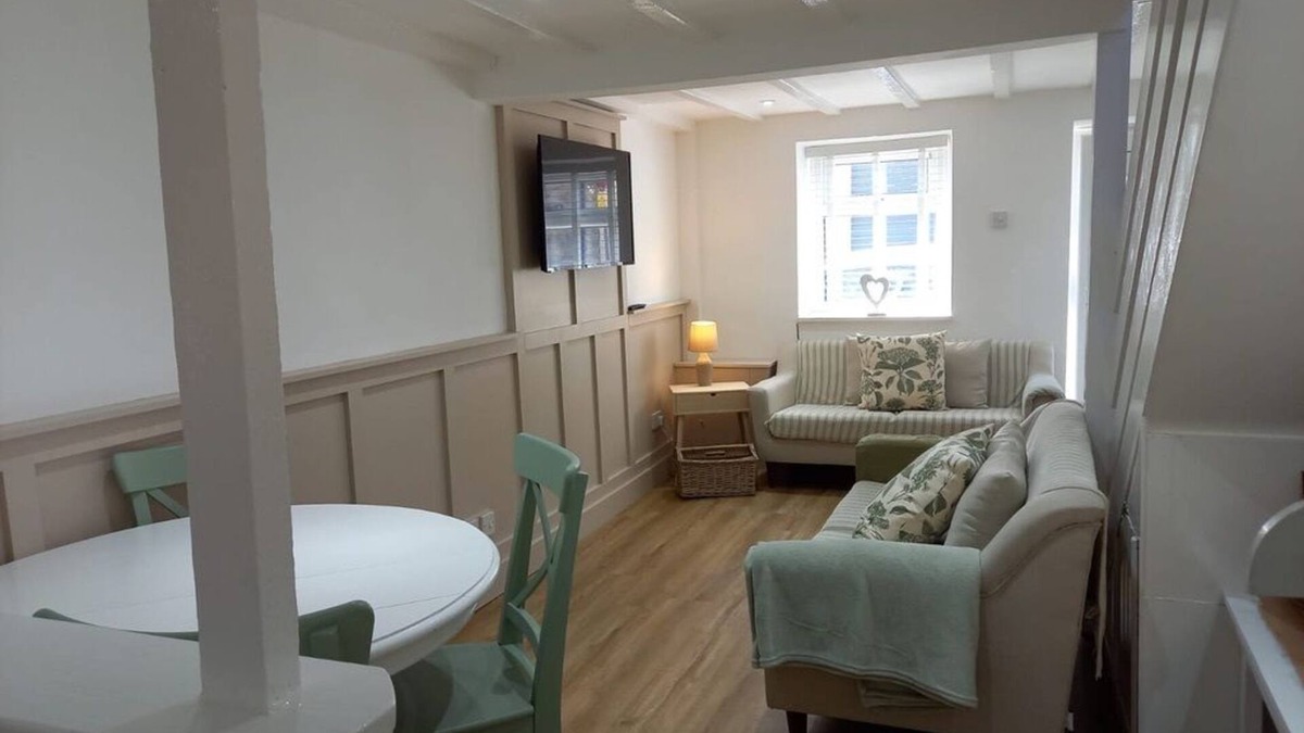 Rhyd-y-clafdy House | Beautiful and freshly renovated cottage in the heart of Pwllheli