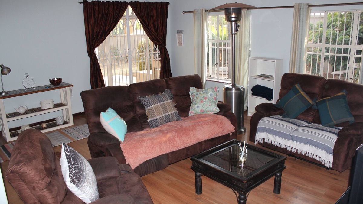 Menlo Park House | Beautiful and Luxurious Townhouse in Upmarket Suburb- Fully Serviced