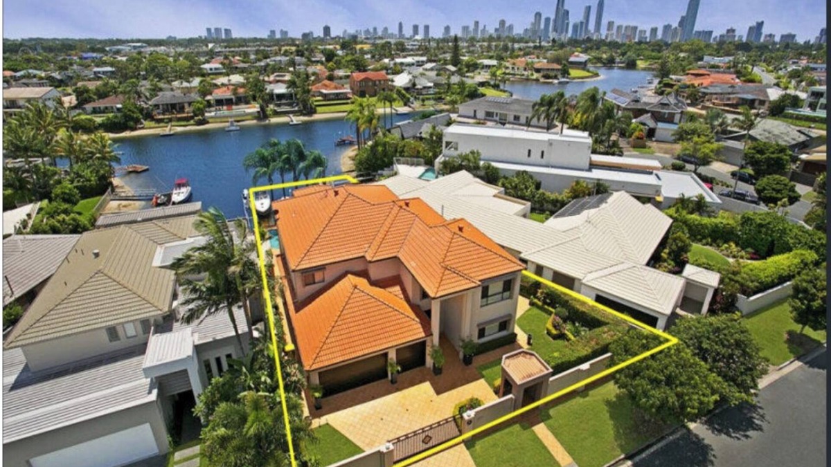 Bundall House | Beautiful and Modern Family Home with Heated Pool - Water View