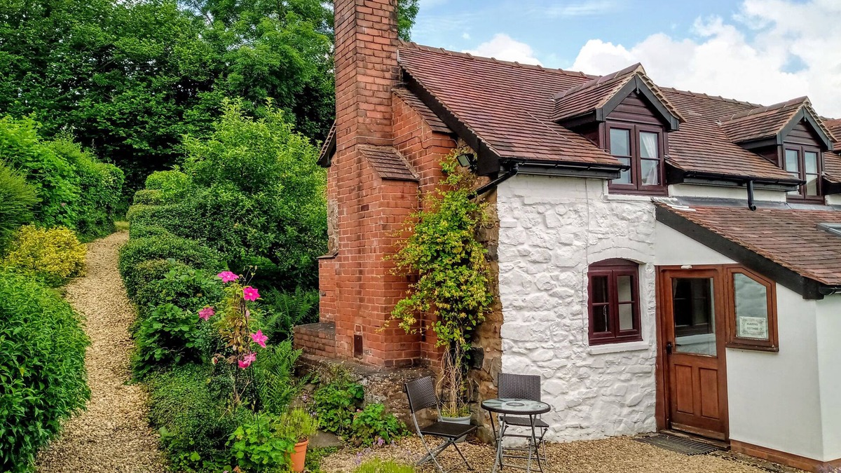 Knowbury Cottage | Beautiful and Quiet Rural hideaway for two near Ludlow with stunning views