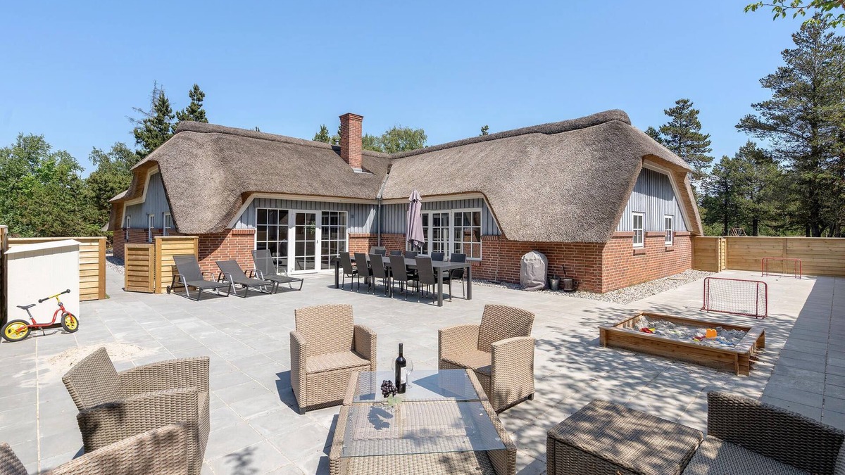 Kongsmark House | Beautiful and spacious cottage with pool.