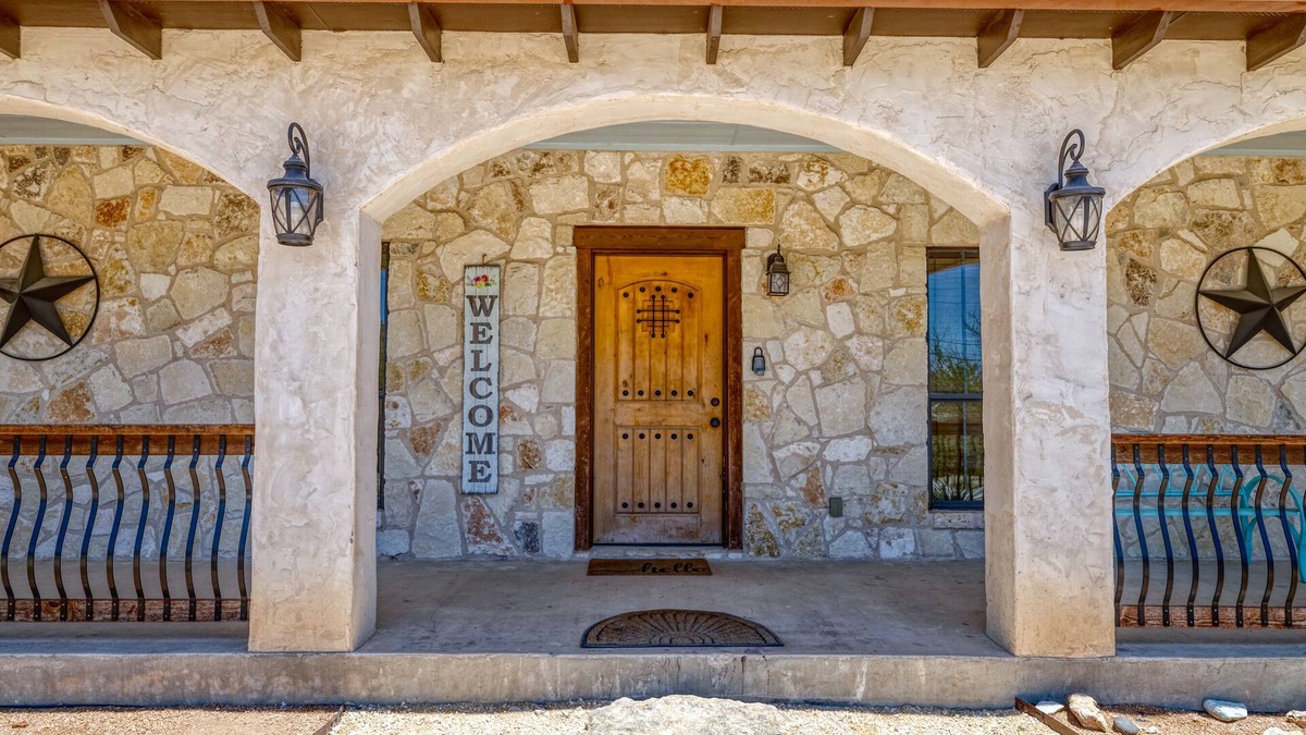 Concan House | Beautiful and spacious home with a pool