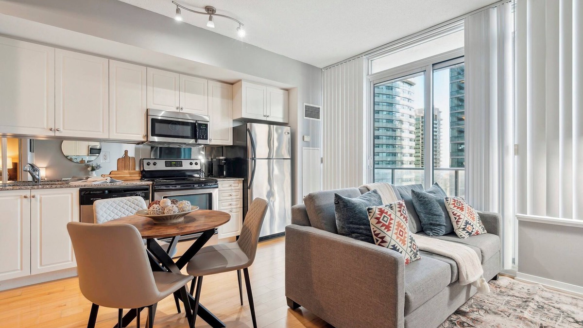 Downtown Toronto Apartment | Beautiful and Stylish 1 BR Condo in DT Toronto