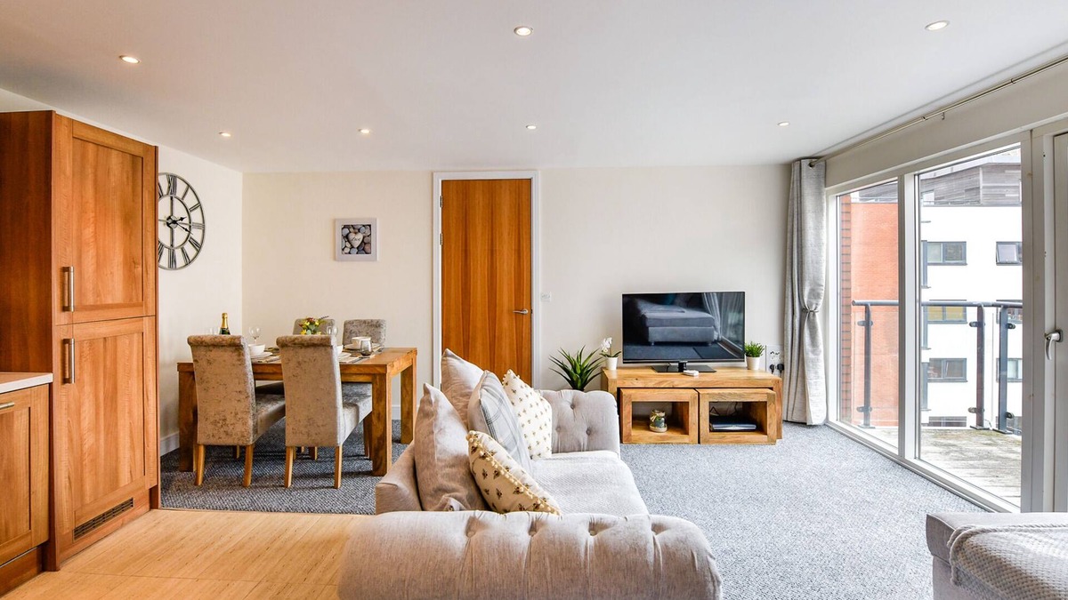Castle Apartment | Beautiful Apartment, 5 minute walk to City or Beach, Private Underground Parking