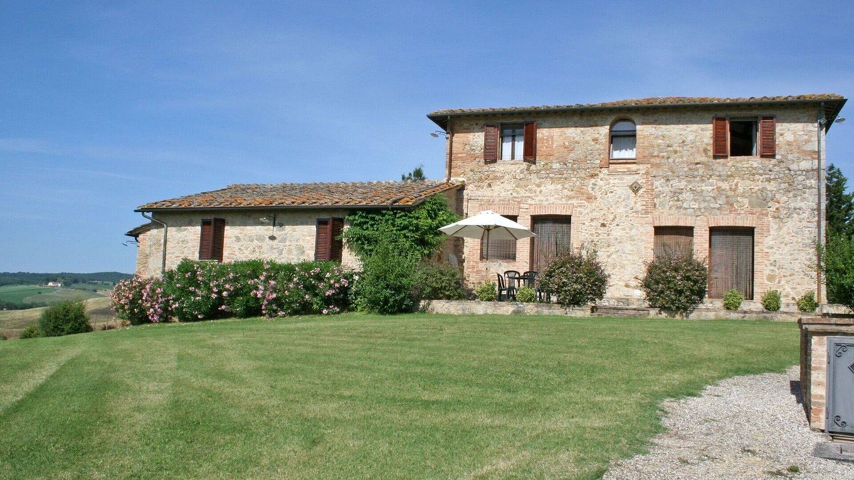 Monteroni d'Arbia Apartment | Beautiful apartment for 4 people with pool, WIFI, patio, panoramic view and parking, close to Si.