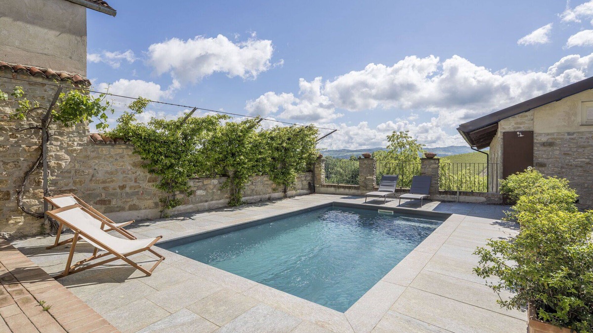 Monforte d'Alba Apartment | Beautiful apartment for 4 guests with pool, WIFI and TV, close to Alba