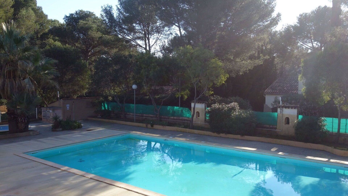 Bandol Apartment | Beautiful apartment for 4 people with WIFI, A/C, pool, TV and terrace